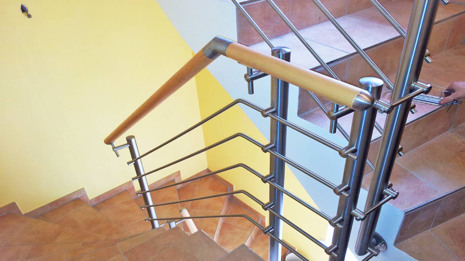 Treppengeländer aus Edelstahl und Holz