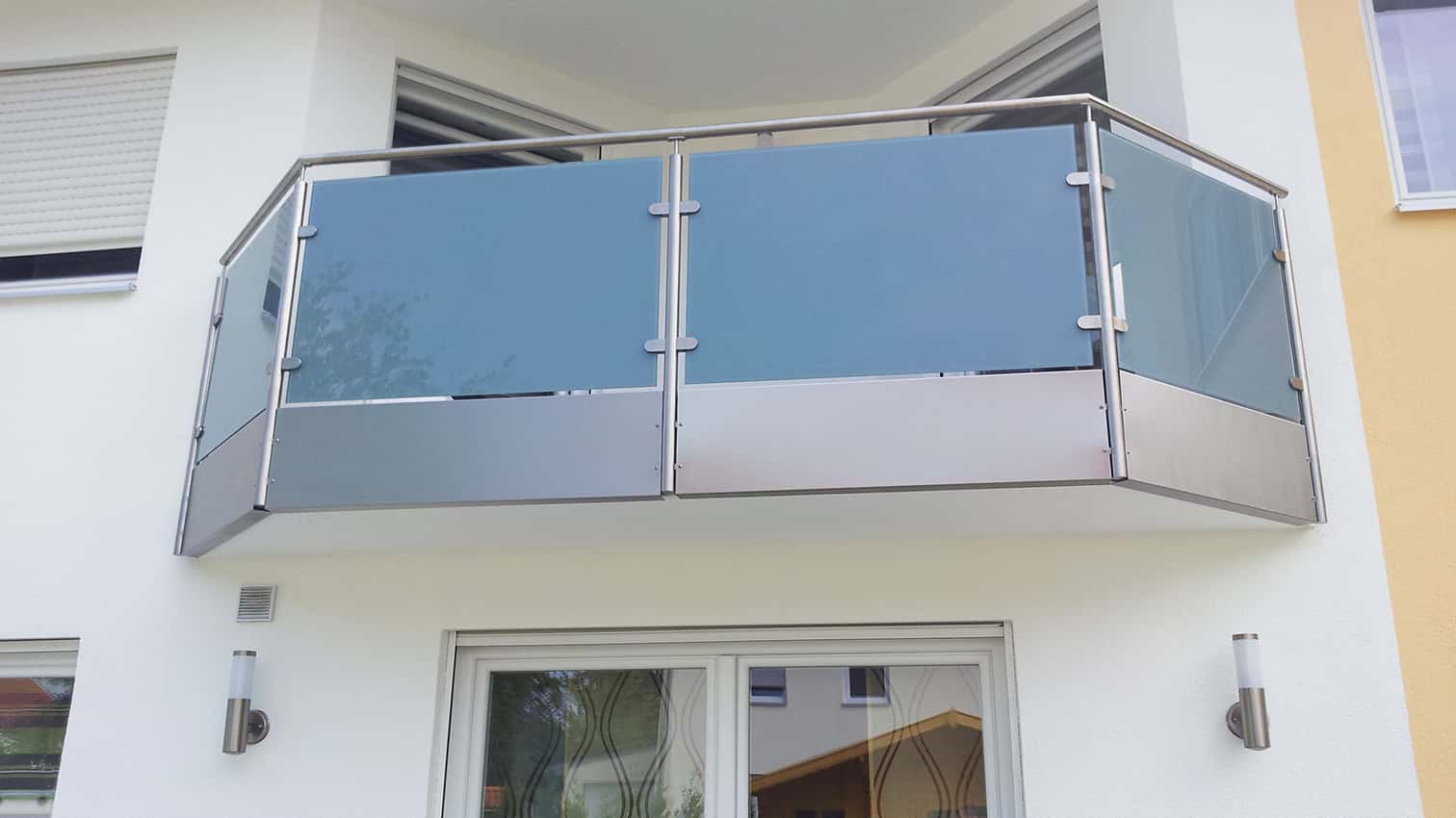 Balkon mit satiniertem Glas