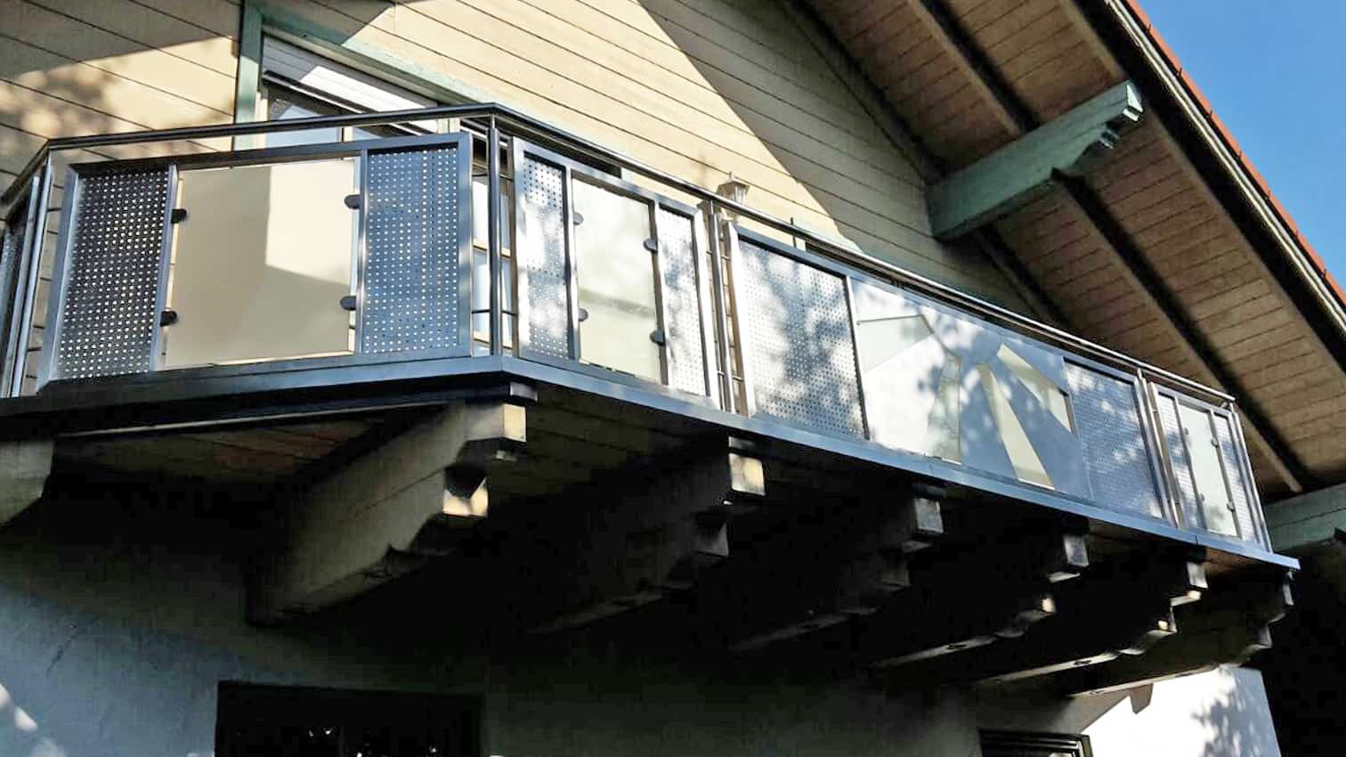 Balkon aus Edelstahl mit Metalleinsatz