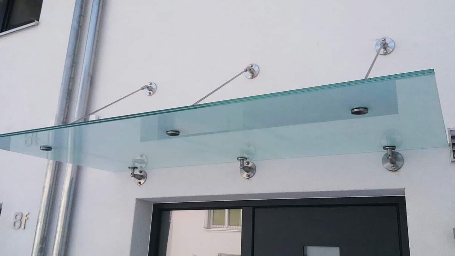 Vordach aus Edelstahl und Glas